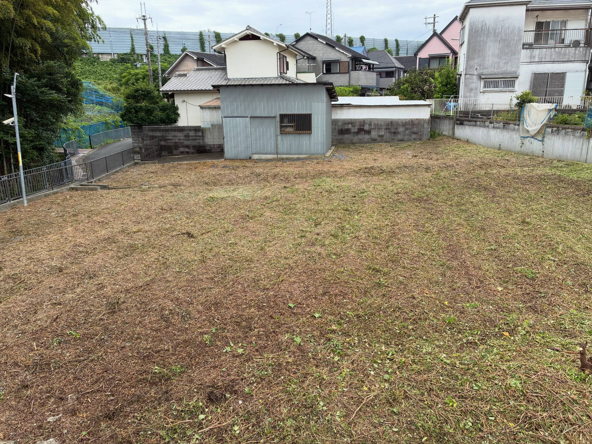 放置されていた空き地の草刈りのご依頼です